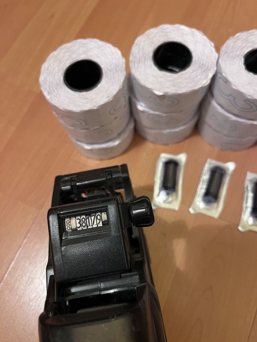 Etichetator pret Uno