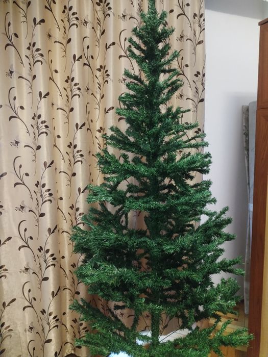 Brad de Crăciun artificial de 2.10 metri  cu suport