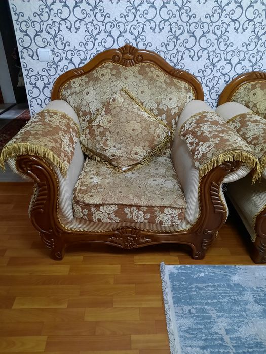 Готини диван хорошо состаяние