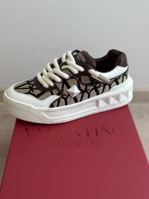 Vand adidasi Valentino