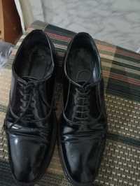 Продаются мужские туфли черного цвета