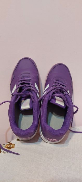 Дамски маратонки адидас. Чисто нови. С кутия.