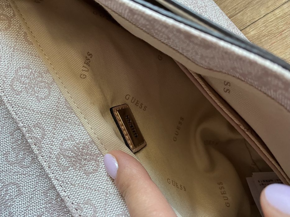 НОВА чанта Guess