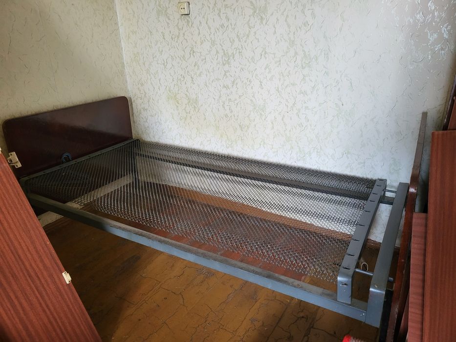 Продам ковры и кровать
