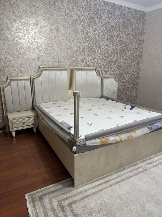 Продается кровать с тумбами