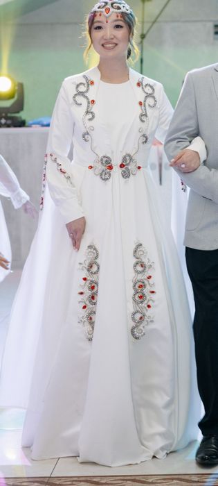 Продам платье для кыз узату или сырга салу, в набор идёт саукеле