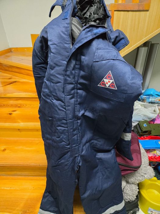 Продам зимний комбинезон с капюшоном, срочно