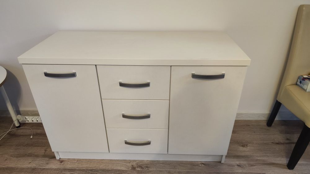 Comoda cu blat dublat.