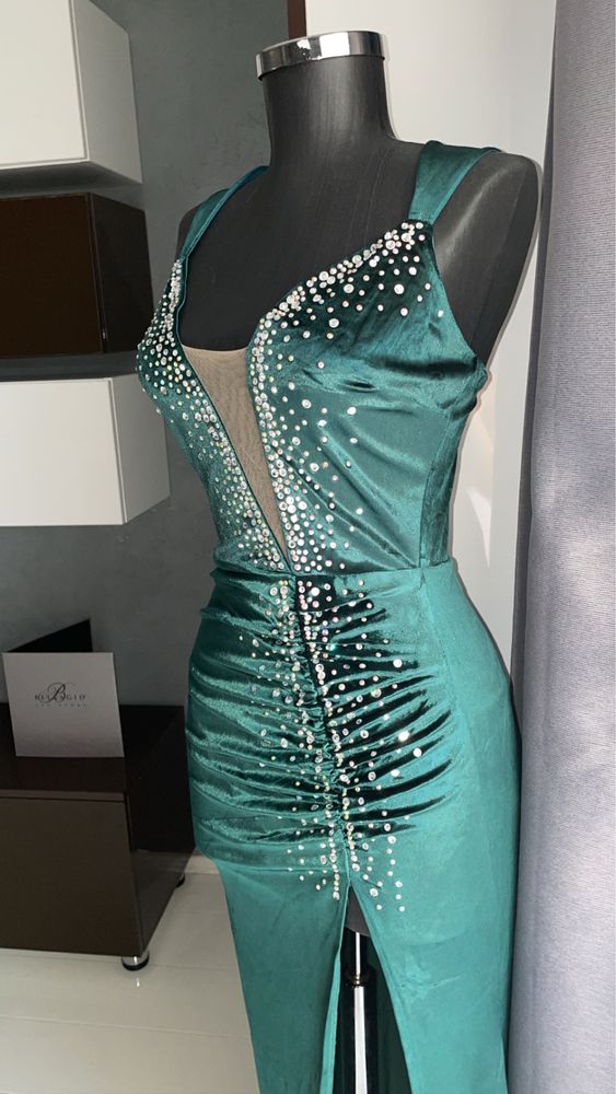 Rochie de catifea eleganta verde smarald