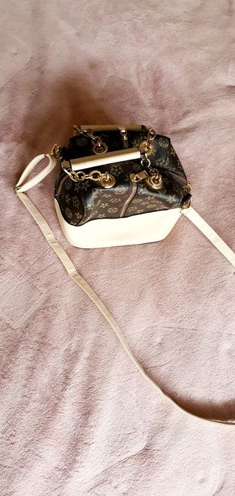 Елегантна дамска Louis Vuitton чанта в кафяво и бежово с класически мо