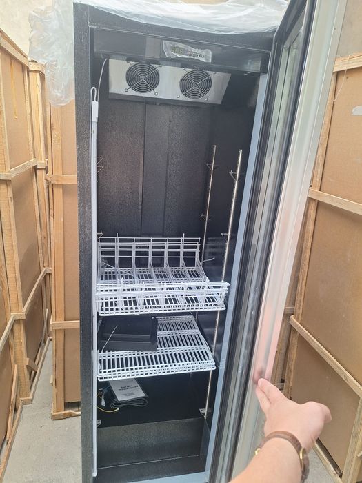 Акция !!! Продаются витринние холодильники.