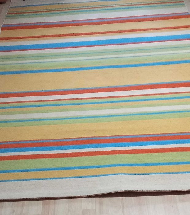 Килим и две пътеки