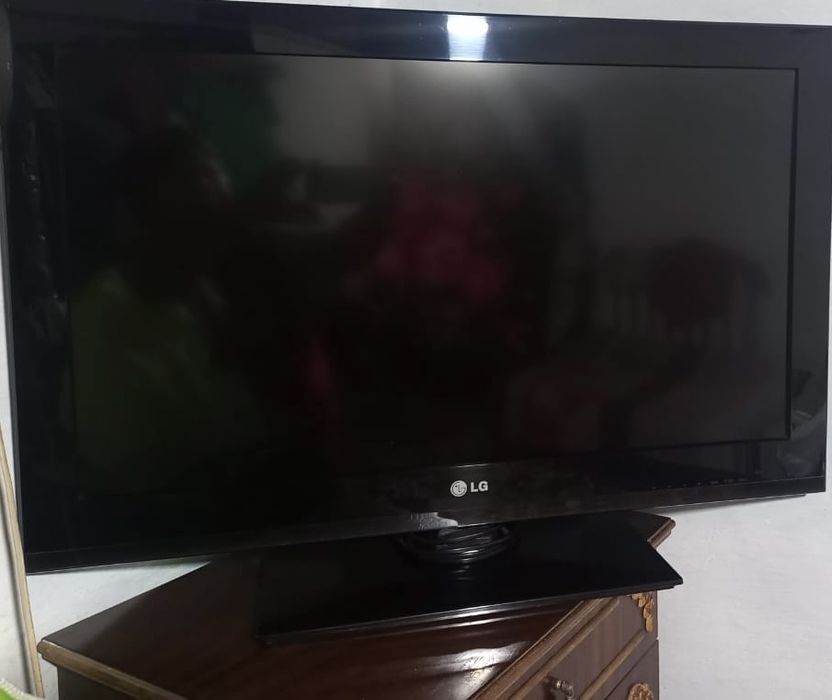 Продам срочно телевизор