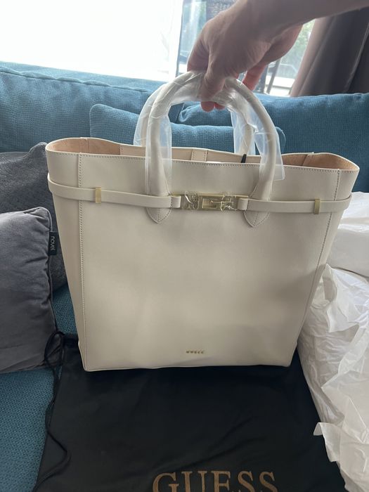 Чанта GUESS.Нова и 100% оригинал.С етикети,противопрахова торба,кутия