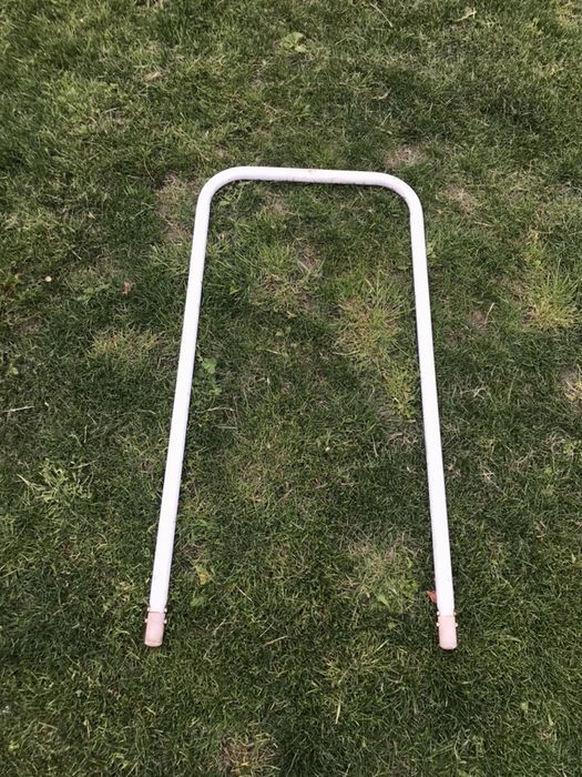 gard de plasă de sârmă și rama de raft metalic