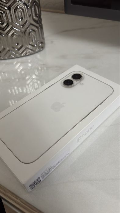 IPhone 16 белый 256GB