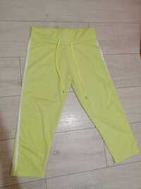 Vând pantaloni verzi cu dungi albe în laterale(material elastic)