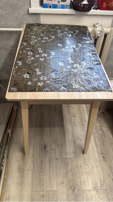 Продаю стол и стулья