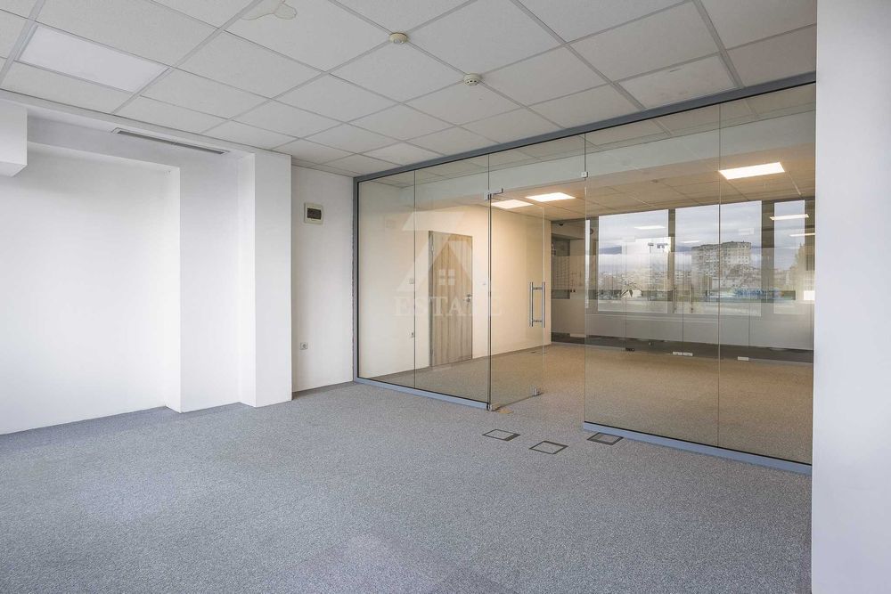 Дава под наем просторен офис в ж. к. Хаджи Димитър