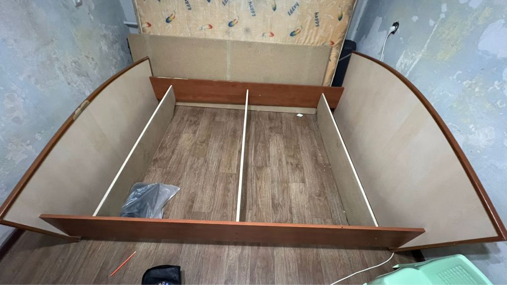 Продам кровать без матраца