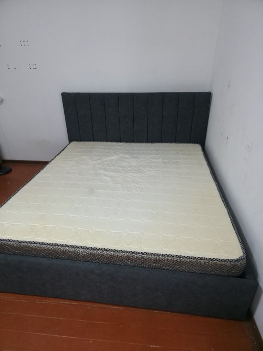 Кровать  с подъёмные механизмом