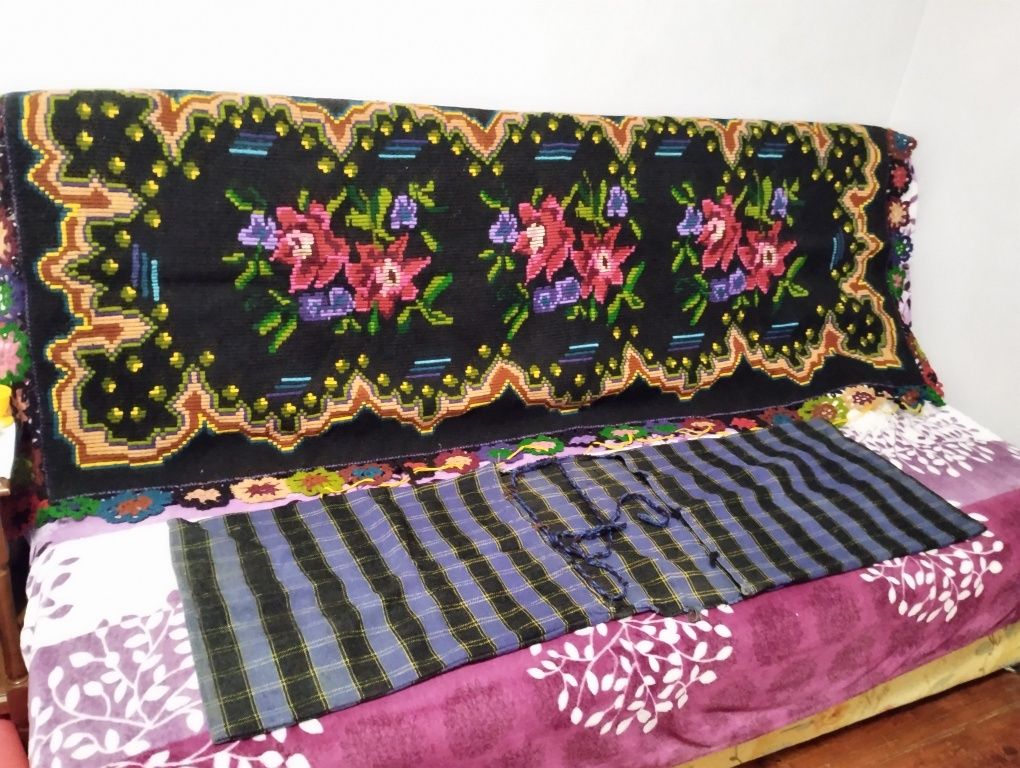 Vând piese textile de colecție tradiționale