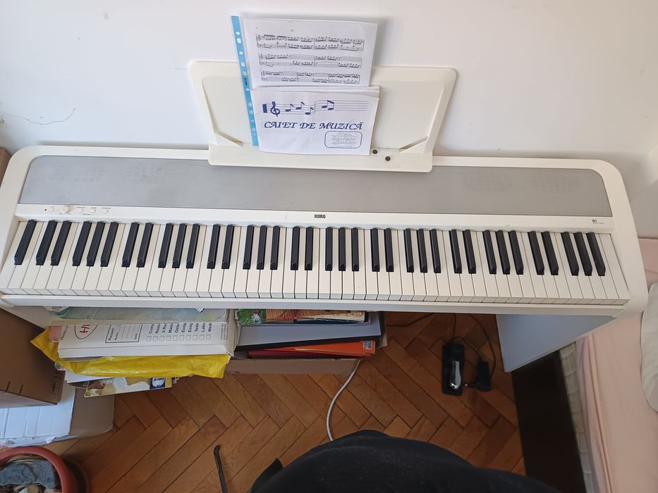 Vind pianina Korg, alba, puțin folosită , stare foarte buna!