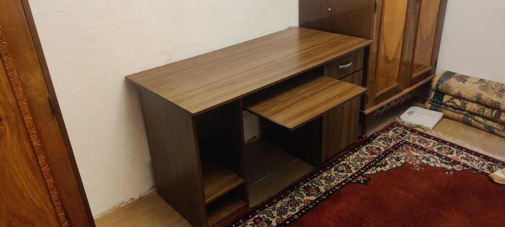 Birou de calculator cu rafturi, sertare si tava tastatura