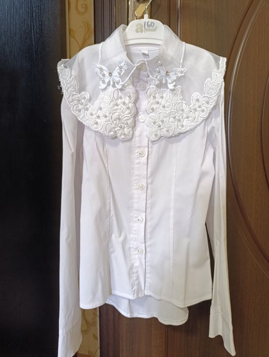 Продаются белые школьные рубашки.