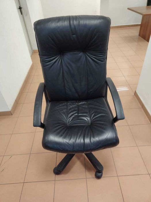 Офис Столoве Естествена Кожа 11 Заседателни 1 Директорски Стол