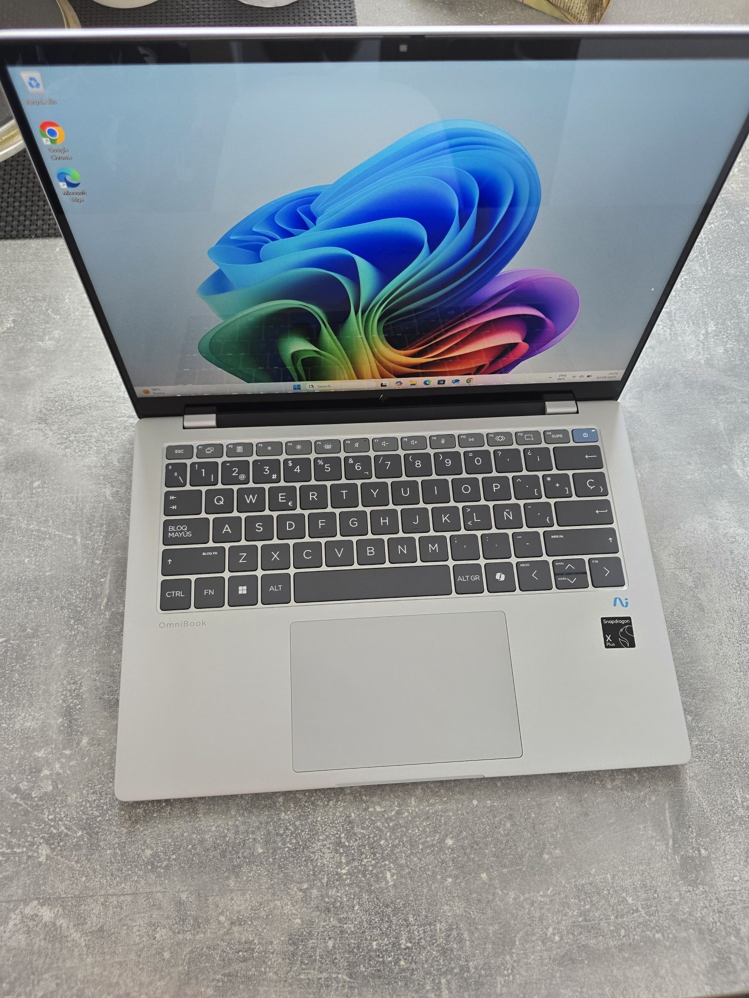 HP Omnibook Snapdragon X, AI, 16 GB RAM,26 часа батерия, 512GB SSD,