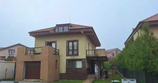 Inchiriez casa cu mansarda, 5 dormitoare, 3 bai si curte generoasa