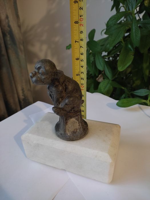 Statueta metalica pe suport de marmură !