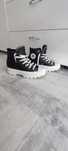 Converse  din piele moale.