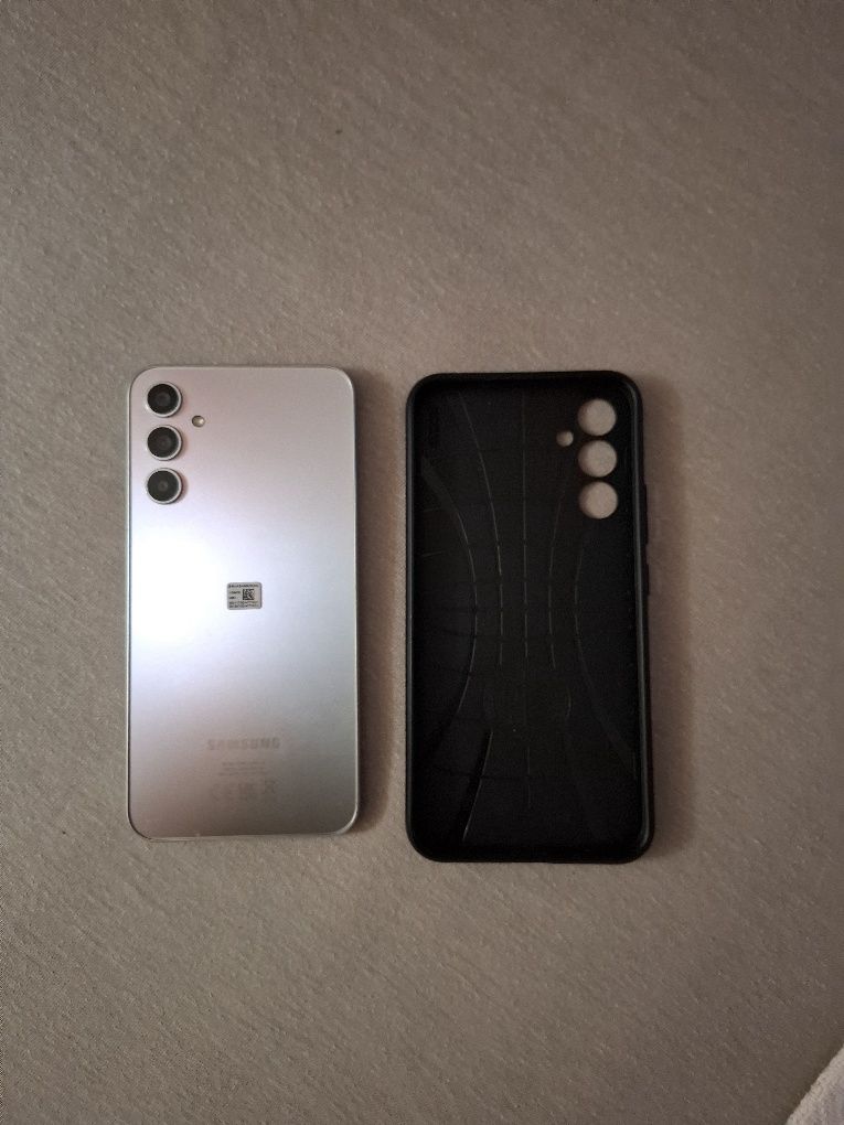 Продавам Samsung А34.Телефона е ползван два месеца с зарядно.
