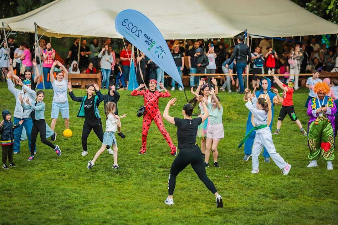 Tobogan gonflabil ° Castel gonflabil ° Animatori  Vată pe bat  mascote
