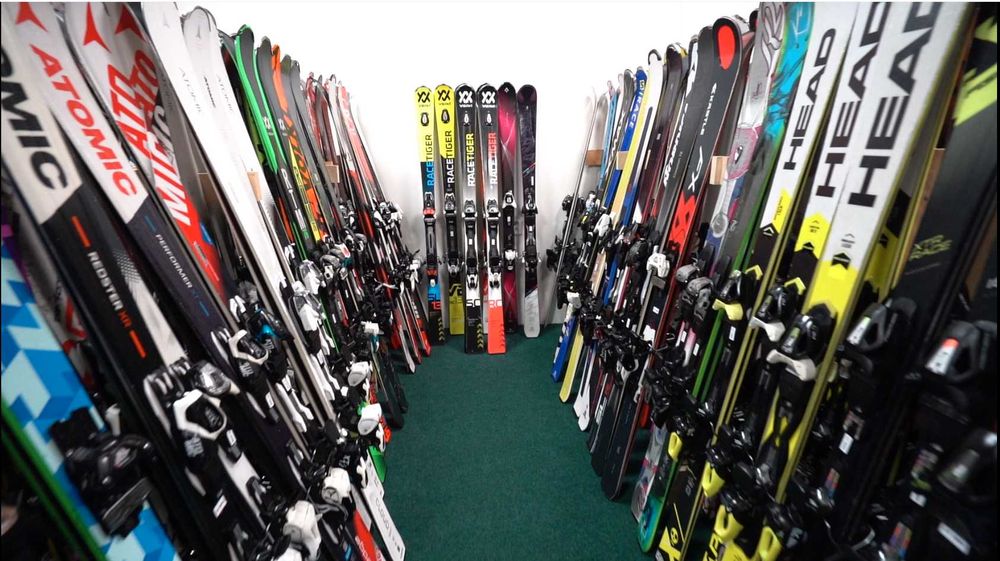 Schiuri, clapari de schi, snowboard, bocanci de snowboard, casca