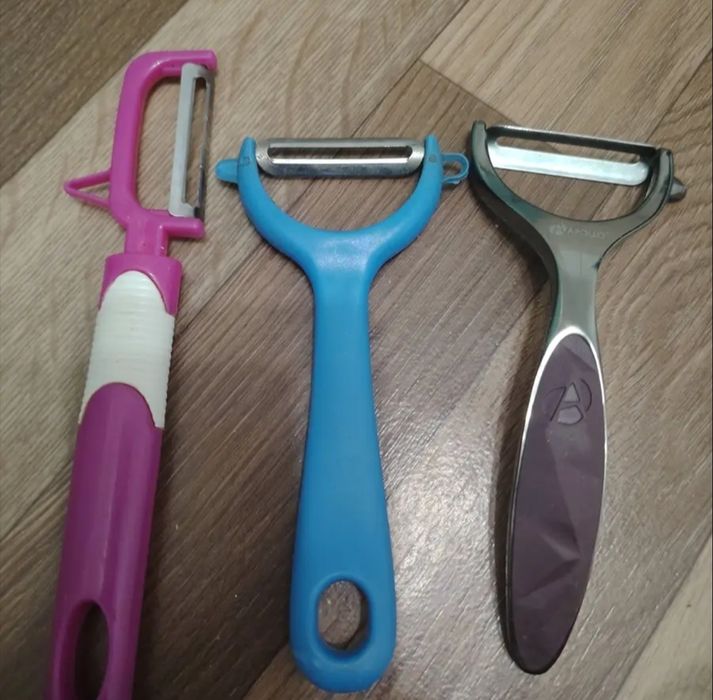 Отдам бесплатно овощечистки, расчёски массажки для волос