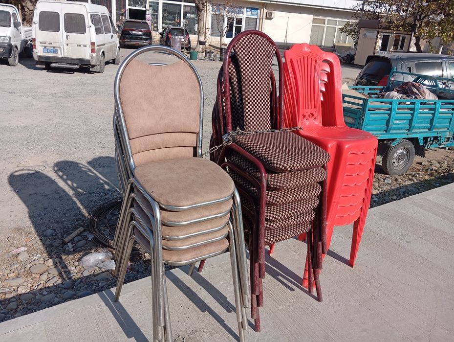 Стол стулы пасуды