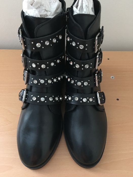 Ghete din piele, dama