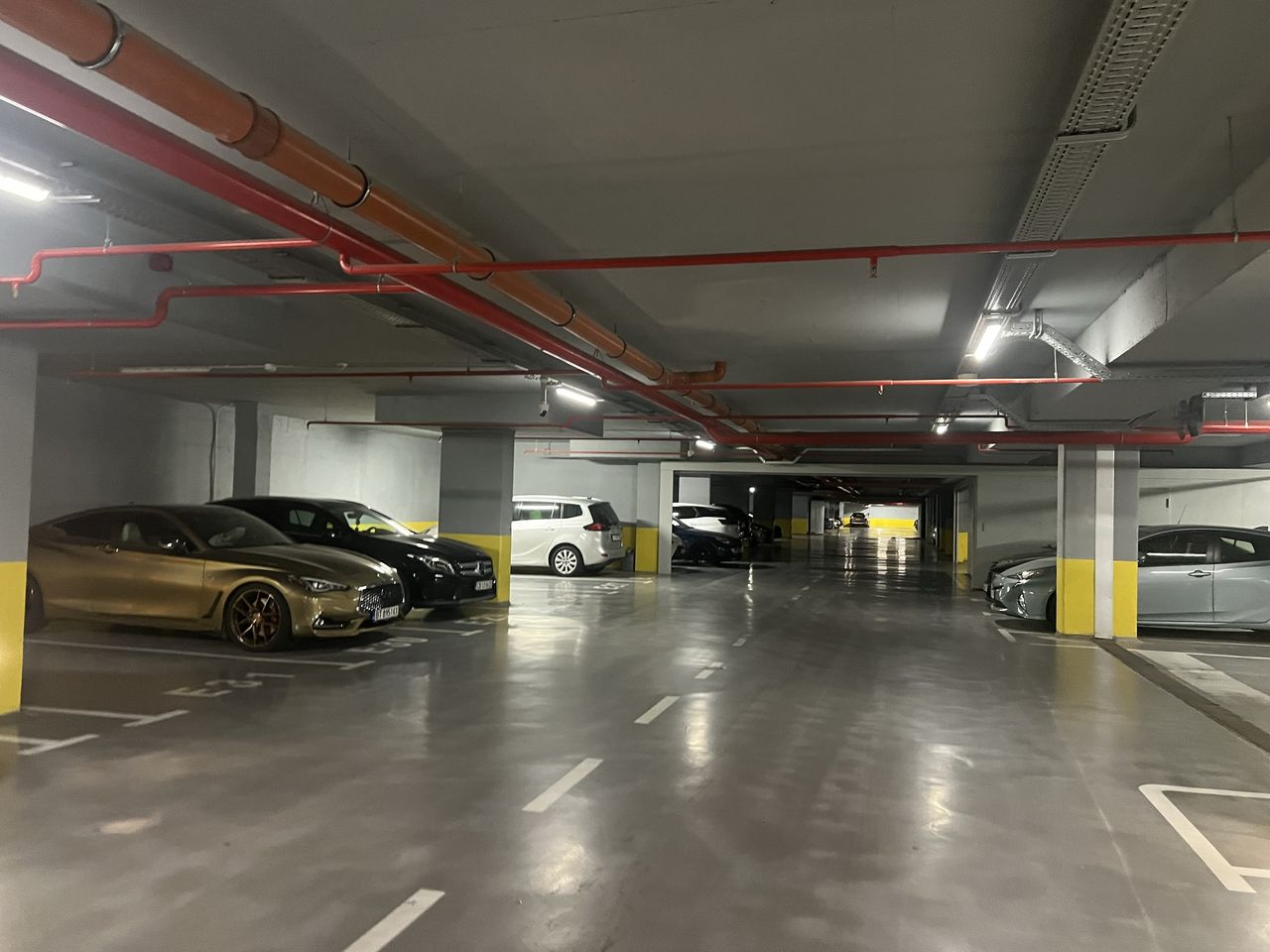 Дава се под наем Гараж / Паркомясто в Бургас, Зорница - 17 кв.м за 56.1 € - Снимка #1