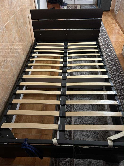 Pat cu saltea inclusă - stare excelentă!