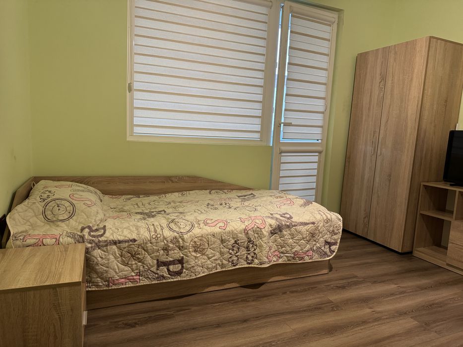 Единично с матрак и гардероб, нощно шкафче