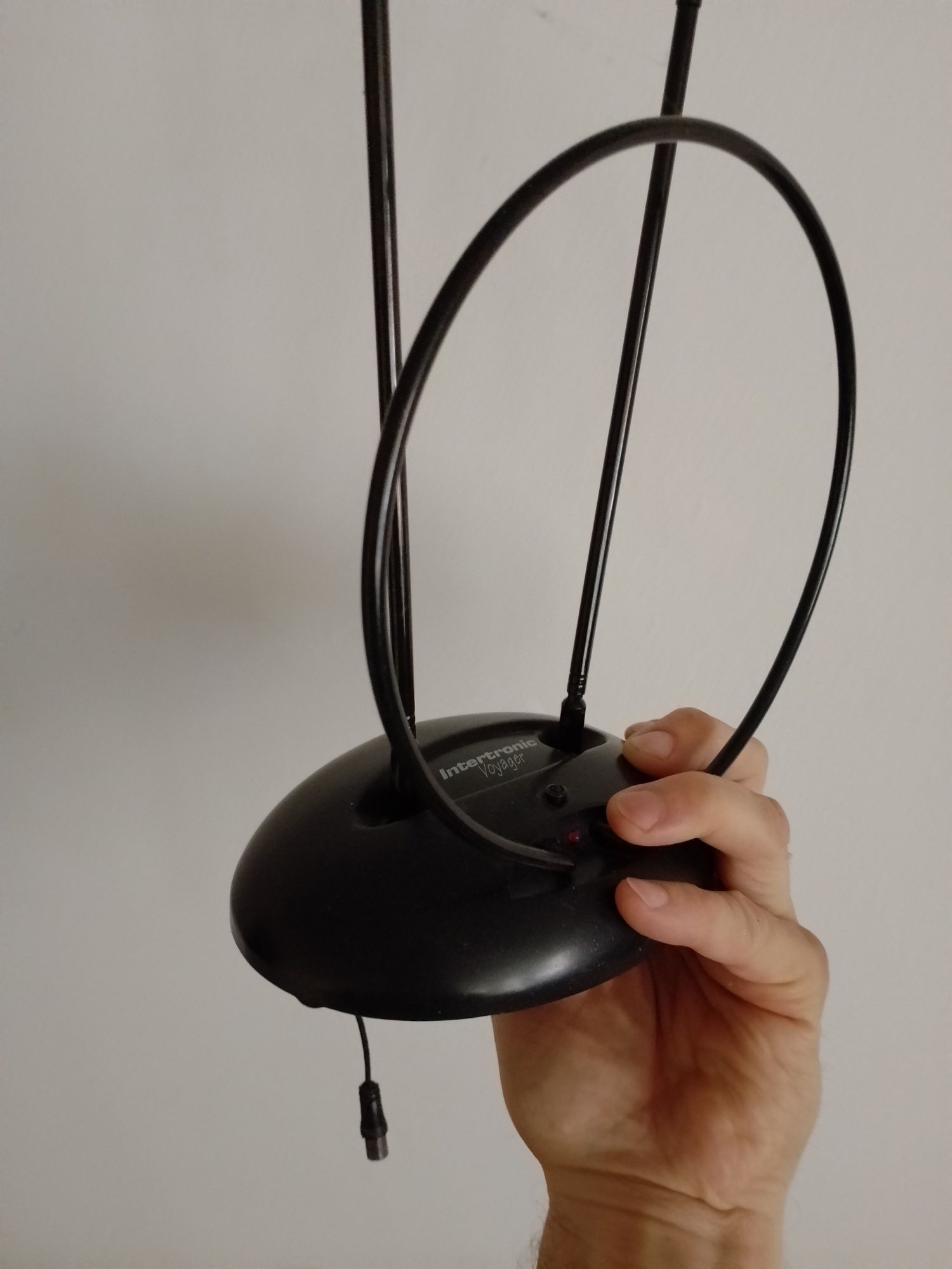 Antena cu amplificare incorporat