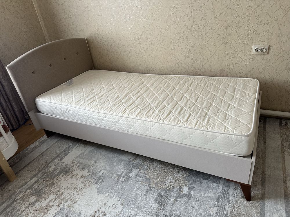 Продам кровать с матрасом