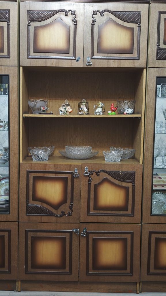 Продаю сервант для посуды, со шкафом.