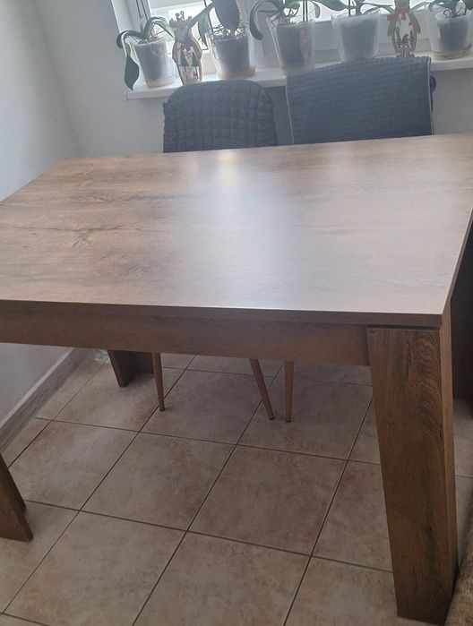 Трапезна маса много запазена