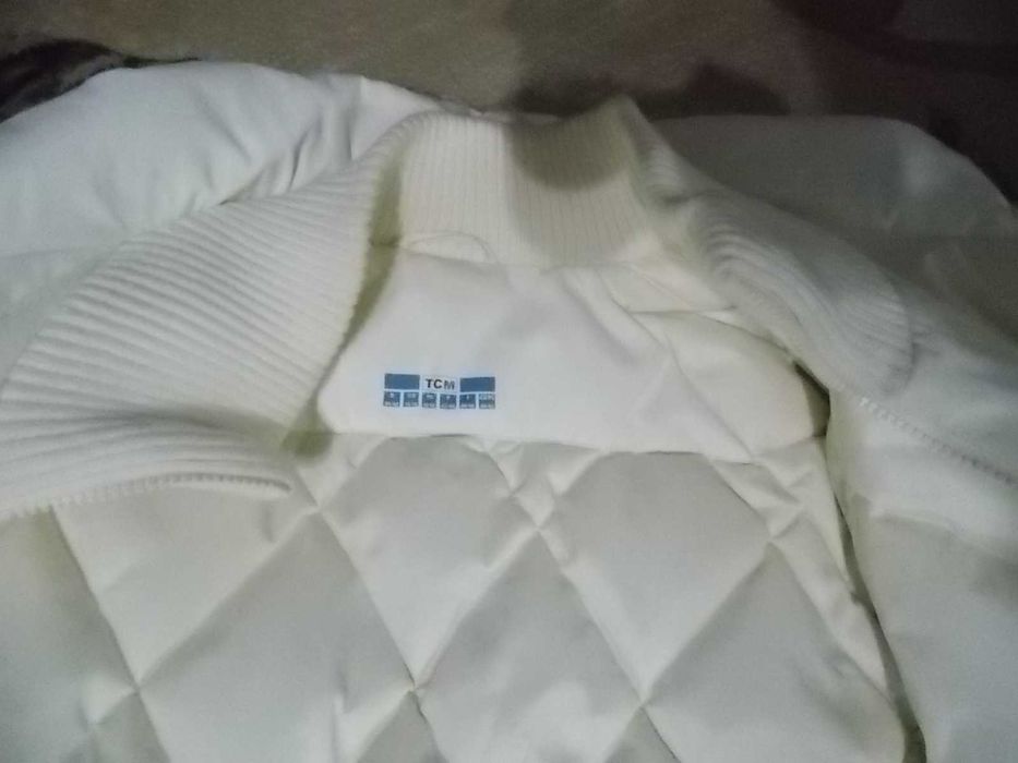 cojoc TIMEOUT mas M , scurta matlasata alba mas L - pret 60 lei