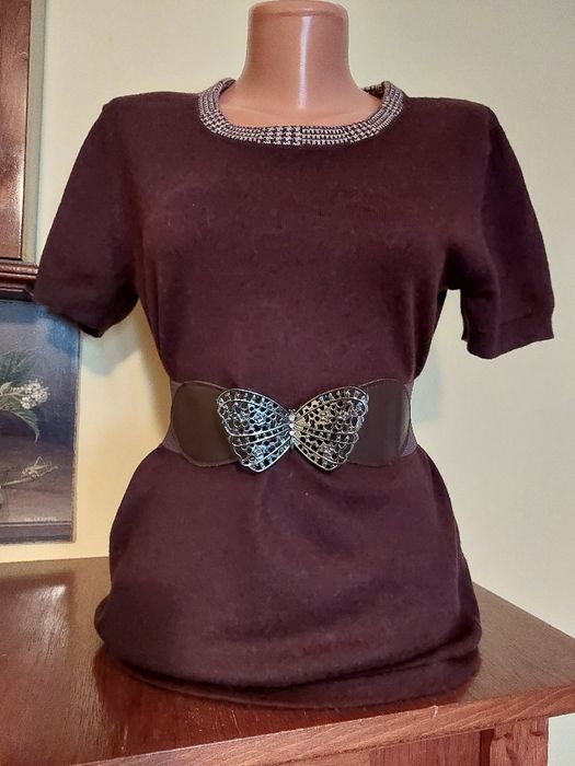 Pulover rafinat maro cu garnitura bej la baza gatului