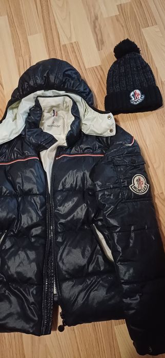 Se vinde geacă Monclear mărimea S plus căciulă Monclear